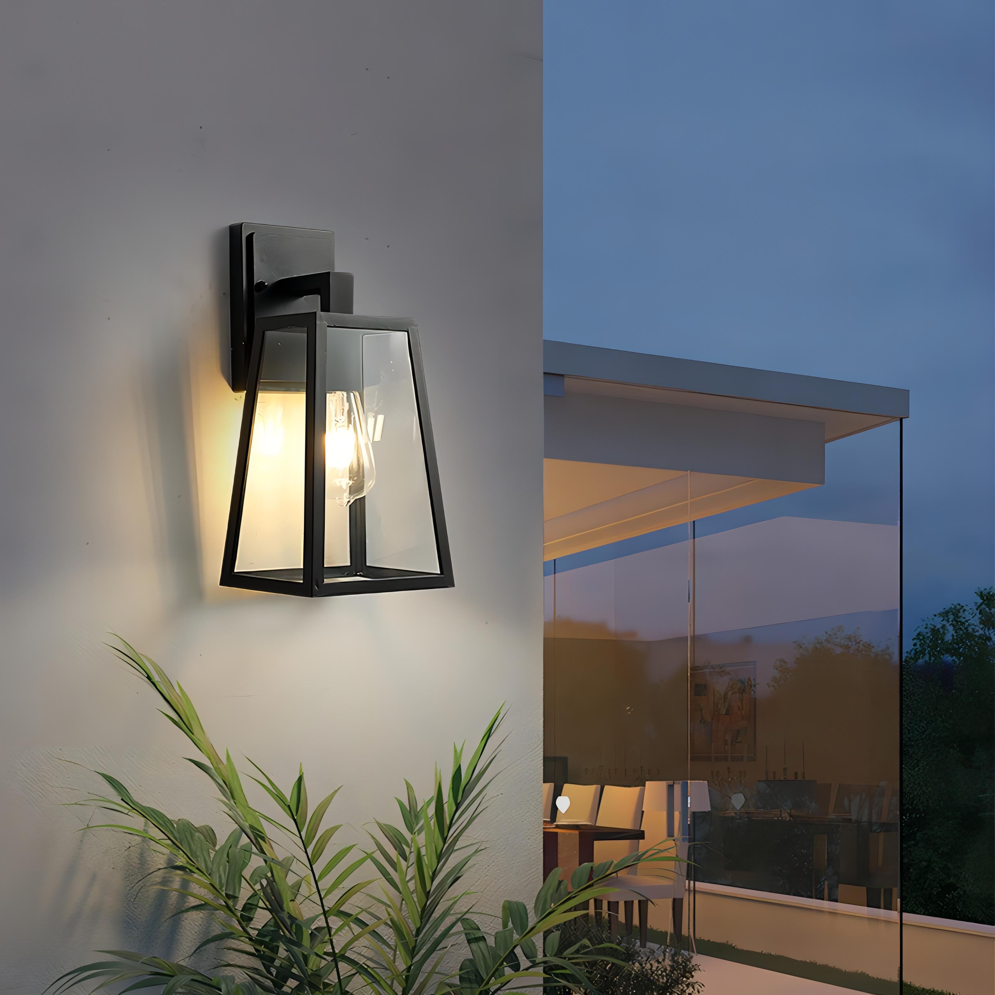 Belar Buitenwandlamp – Glas en Zwart Metalen Kooi