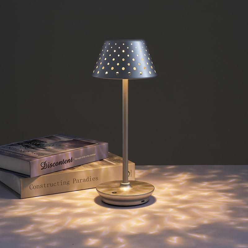 Design Oplaadbare Bedlamp – Stijlvolle Tafellamp met Geperforeerde Lampenkap