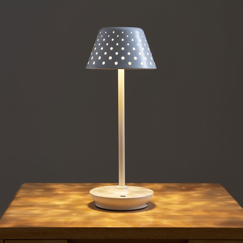 Design Oplaadbare Bedlamp – Stijlvolle Tafellamp met Geperforeerde Lampenkap