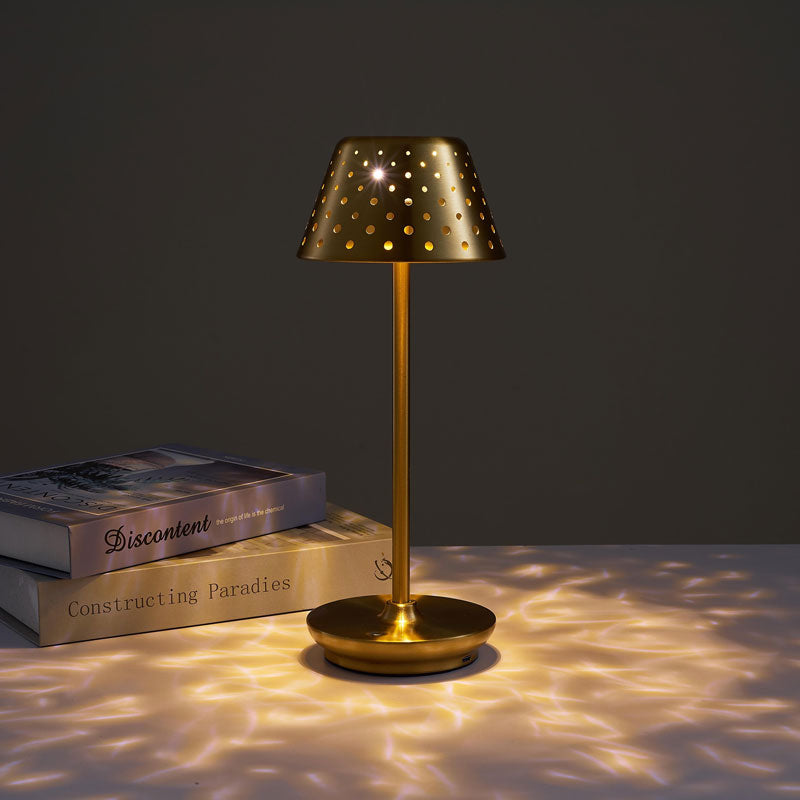 Design Oplaadbare Bedlamp – Stijlvolle Tafellamp met Geperforeerde Lampenkap