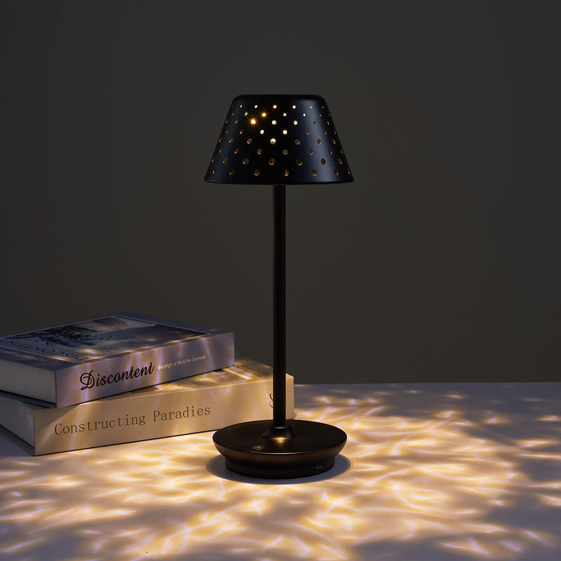 Design Oplaadbare Bedlamp – Stijlvolle Tafellamp met Geperforeerde Lampenkap