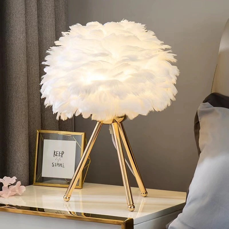 Swan Feather Bedlamp – Luxe Tafellamp met Gouden Tripod Basis