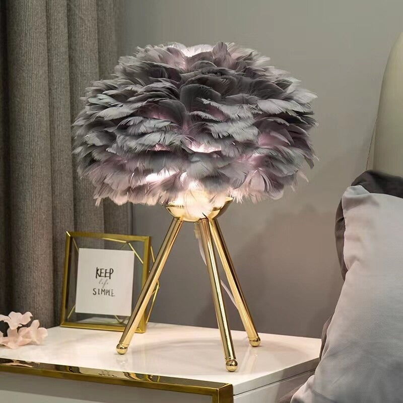 Swan Feather Bedlamp – Luxe Tafellamp met Gouden Tripod Basis