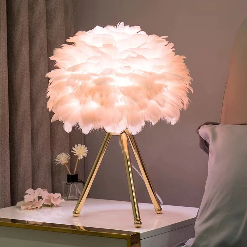 Swan Feather Bedlamp – Luxe Tafellamp met Gouden Tripod Basis